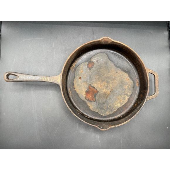 Vintage Unmarked Cast Iron Skillet - 10.5" - Picture 3 of 10